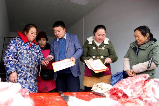 5.纪检干部向群众介绍推广小微权力“监督一点通”服务平台。.jpg