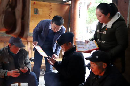 2.纪检干部向群众介绍推广小微权力“监督一点通”服务平台。.jpg