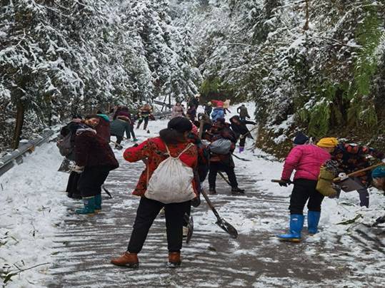 远冲村干群合力保入村道路畅通
