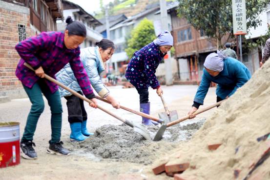1.3月25日，通道侗族自治县独坡镇骆团村，村民在绊泥浆，为修筑村寨沿河绿化带做准备。.jpg