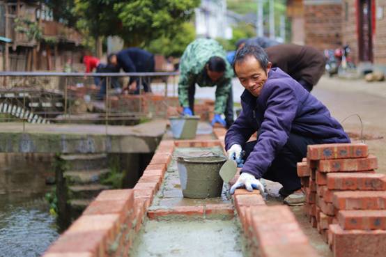 3.3月25日，通道侗族自治县独坡镇骆团村，村民在修筑村寨沿河绿化带。.jpg