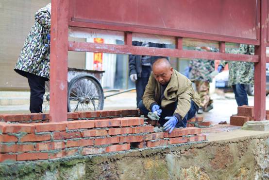 5.3月25日，通道侗族自治县独坡镇骆团村，村民在修筑村寨沿河绿化带。.jpg