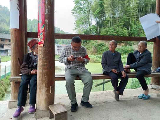 深入村组帮助留守老人注册反诈APP.jpg
