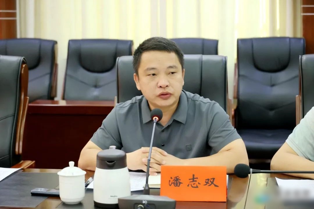 覃歇民代表县委,县政府向湖南若曼泰生物科技有限公司到通道投资兴业