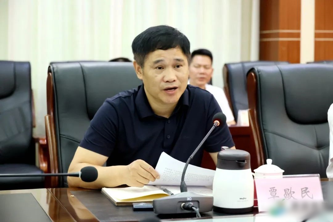 县委书记覃歇民出席并讲话,县委副书记,县长田刚主持,湖南若曼