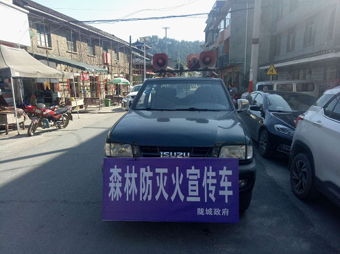 近期,陇城镇消防工作人员开着宣传车进村入寨,通过播放广播,张贴宣传