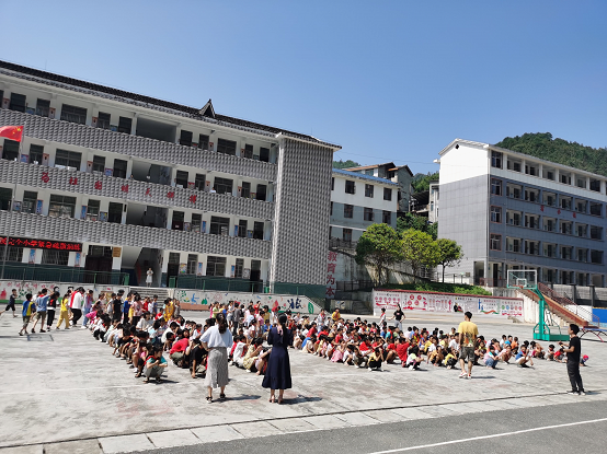 甘溪完小开展防火防震应急疏散演练